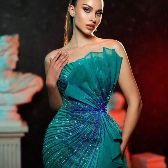 Maxi dress beautiful dress fit size 2-4 and 6 only worn 3 hours - Picture 2 of 5